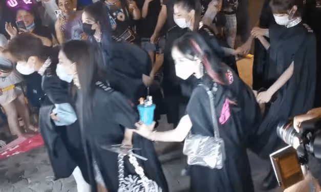 yamy強顏歡笑,被賴美雲拉去玩自拍,火箭少女隊長卻眼睛紅腫