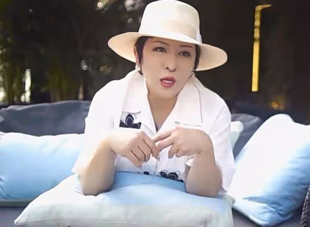 向太做飯圍裙上寫貌美如花,展示冰箱內容物,比李湘更接地氣