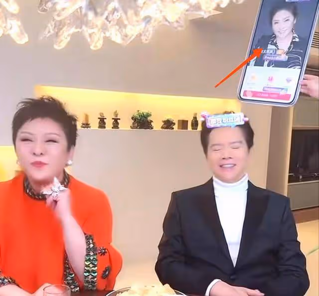 向太做飯圍裙上寫貌美如花,展示冰箱內容物,比李湘更接地氣