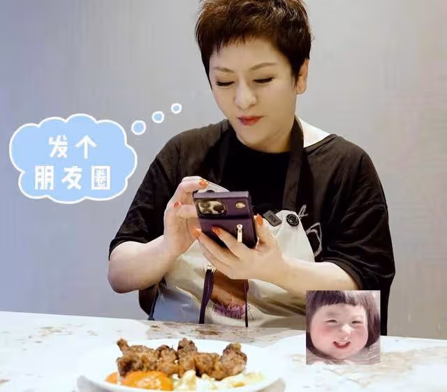 向太做飯圍裙上寫貌美如花,展示冰箱內容物,比李湘更接地氣