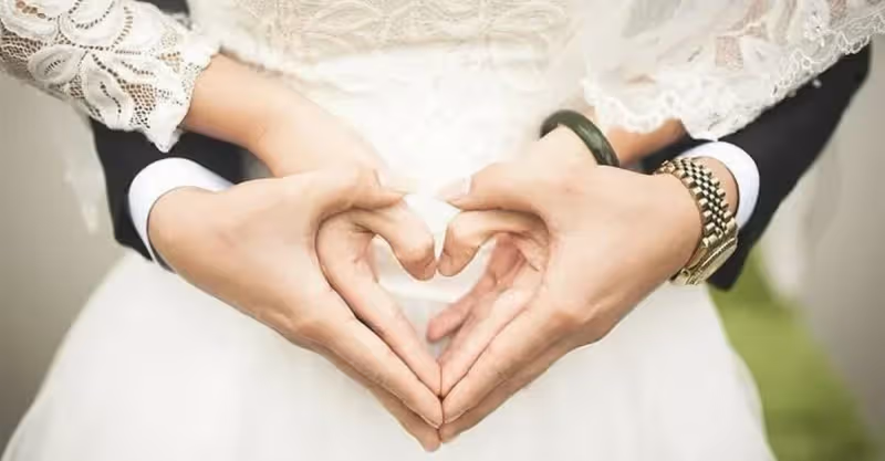 去廁所補妝！新娘目睹婆婆「哺乳」新郎 秒崩潰想悔婚｜東森新聞