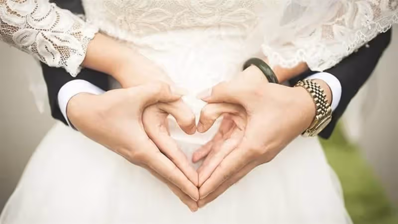 去廁所補妝!新娘目睹婆婆「哺乳」新郎 秒崩潰想悔婚|東森新聞