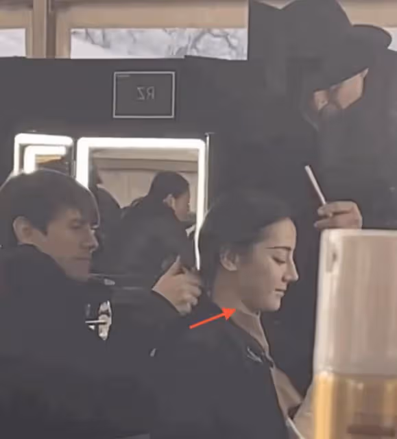 曝熱巴黃景瑜國外度假!女方胖出雙下巴鼻子怪異,與精修圖差別大