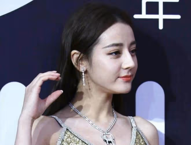 曝熱巴黃景瑜國外度假!女方胖出雙下巴鼻子怪異,與精修圖差別大