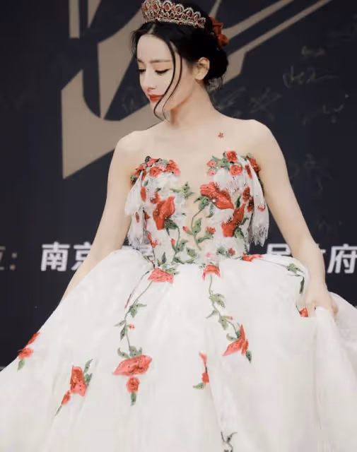 曝熱巴黃景瑜國外度假!女方胖出雙下巴鼻子怪異,與精修圖差別大