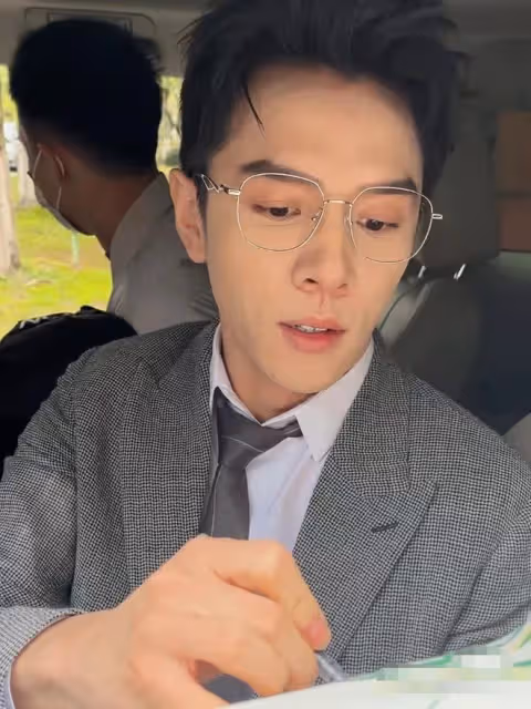 李佳琦現身浙傳校招,穿萬元西裝皮膚白皙,遭學生圍觀歡呼人氣高