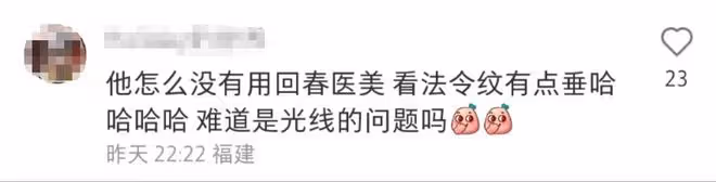 李佳琦現身浙傳校招,穿萬元西裝皮膚白皙,遭學生圍觀歡呼人氣高