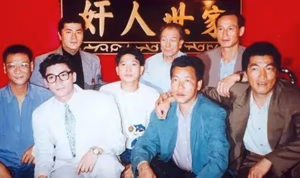 香港影壇反派鼻祖石堅:很多人可能不認識他,他曾一拳打暈李小龍
