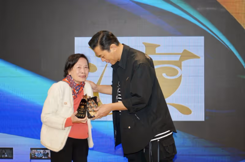 黎姿92歲姑媽黎宣罕露臉,坐輪椅出鏡精神飽滿,年事已高口齒不清