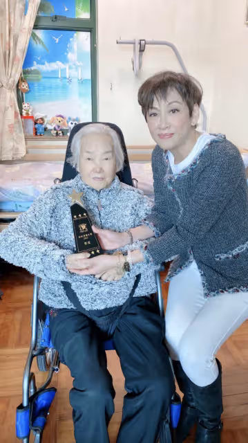 黎姿92歲姑媽黎宣罕露臉,坐輪椅出鏡精神飽滿,年事已高口齒不清