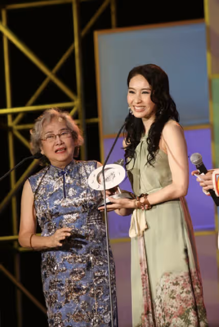 黎姿92歲姑媽黎宣罕露臉,坐輪椅出鏡精神飽滿,年事已高口齒不清