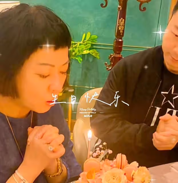 黎耀祥為二婚妻子慶生,愛妻戴金表鑽戒顯貴氣,25歲兒子太像爸