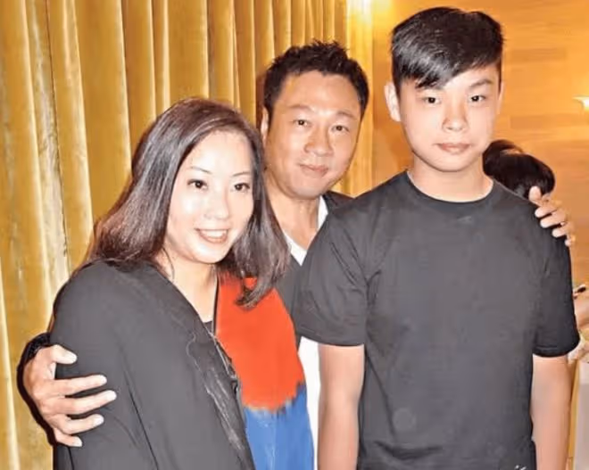 黎耀祥為二婚妻子慶生,愛妻戴金表鑽戒顯貴氣,25歲兒子太像爸
