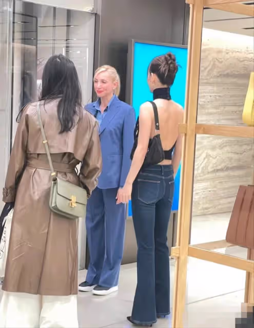 張嘉倪逛街被偶遇，背三萬包氣質突出，穿露背裝身材優越不像寶媽
