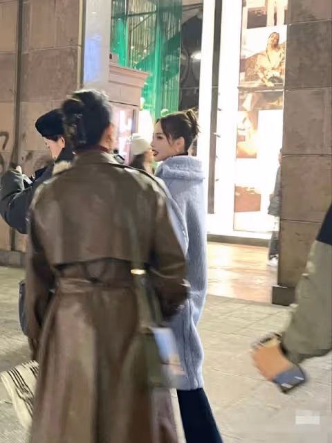 張嘉倪逛街被偶遇，背三萬包氣質突出，穿露背裝身材優越不像寶媽