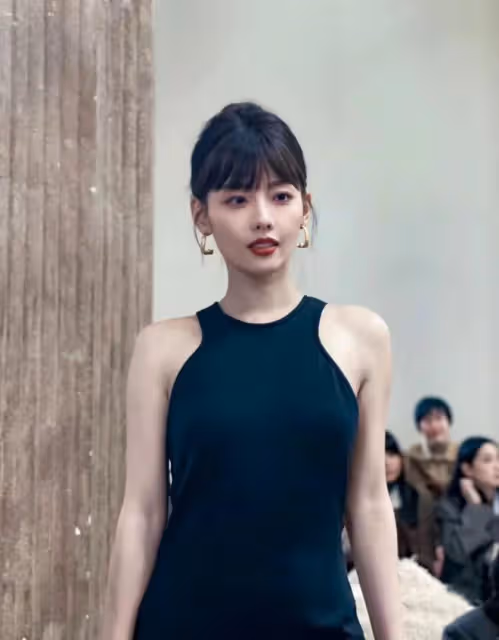 張嘉倪逛街被偶遇，背三萬包氣質突出，穿露背裝身材優越不像寶媽
