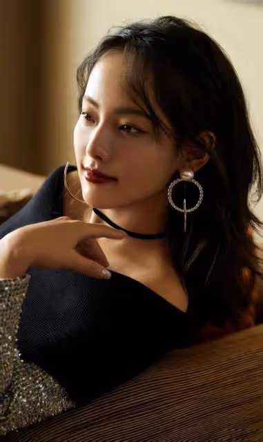 張嘉倪逛街被偶遇，背三萬包氣質突出，穿露背裝身材優越不像寶媽