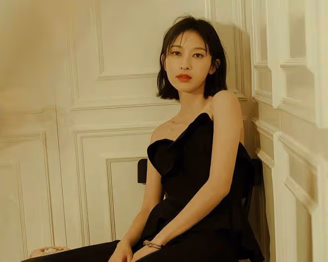 當紅女星玩擦邊?37歲張儷曬半裸背影照,穿蕾絲套裝彎腰險走光