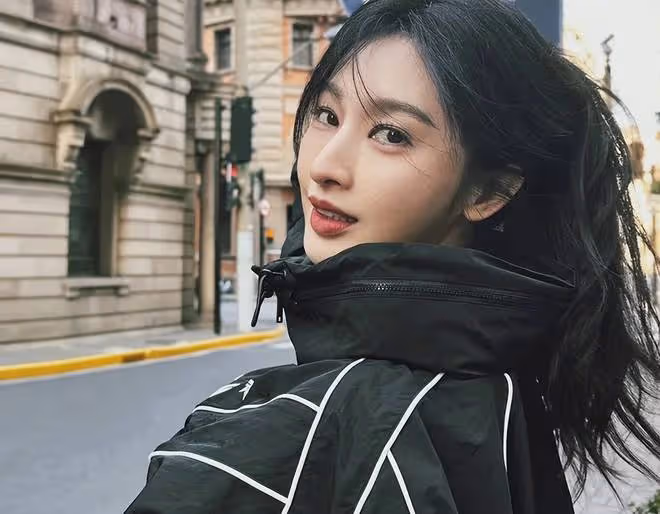 當紅女星玩擦邊?37歲張儷曬半裸背影照,穿蕾絲套裝彎腰險走光
