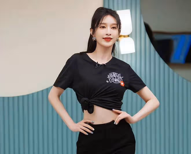 當紅女星玩擦邊?37歲張儷曬半裸背影照,穿蕾絲套裝彎腰險走光