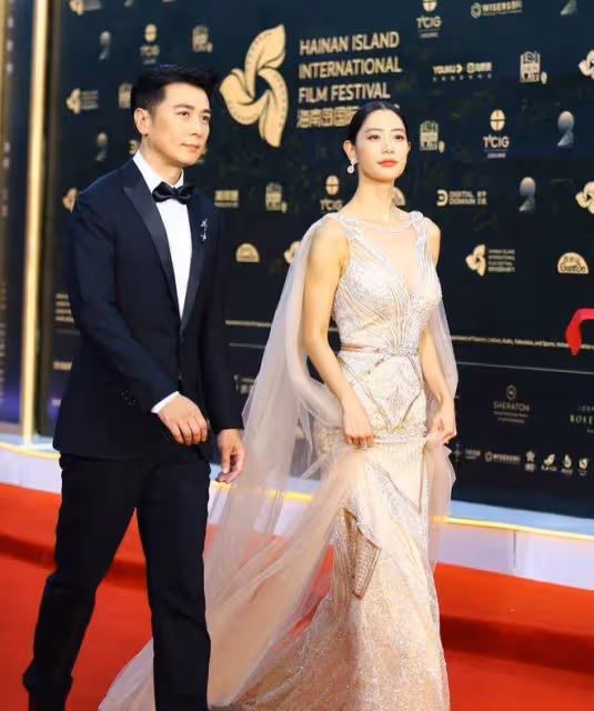 克拉拉的身材羨慕不來,穿金色裙配薄紗斗篷,168cm身材好美