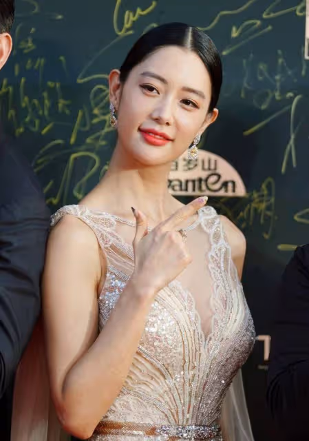 克拉拉的身材羨慕不來,穿金色裙配薄紗斗篷,168cm身材好美