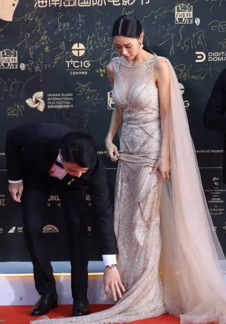 克拉拉的身材羨慕不來,穿金色裙配薄紗斗篷,168cm身材好美
