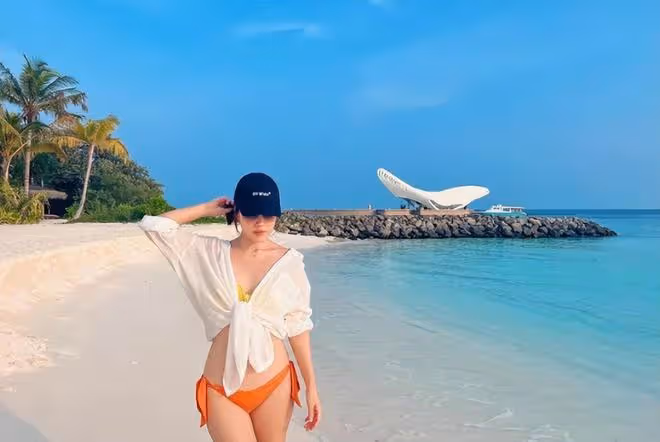 TVB花旦李施嬅出國度假，穿泳衣秀好身材，與健身教練已訂婚2年