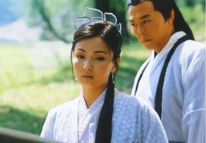 襲胸、摸臀、揩油,娛樂圈的「假戲真做」,讓多少女星苦不堪言?
