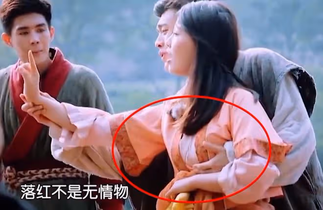 襲胸、摸臀、揩油,娛樂圈的「假戲真做」,讓多少女星苦不堪言?
