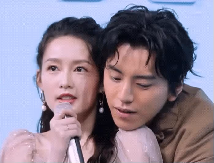 襲胸、摸臀、揩油,娛樂圈的「假戲真做」,讓多少女星苦不堪言?