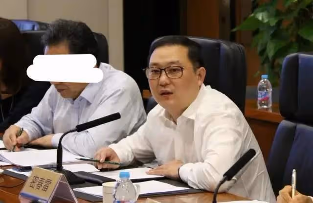 董卿老公身價超100億,卻欠債783萬成老賴被限制消費,豪門夢碎?