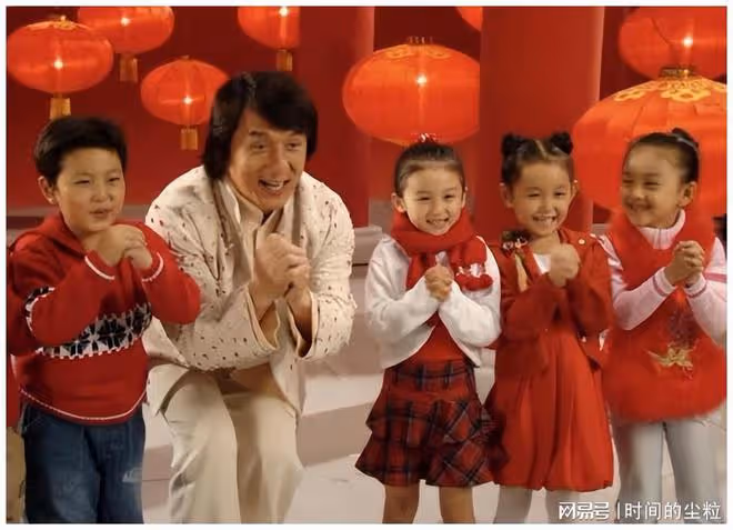 她6歲被成龍抱著上春晚,卻因長相被罵退圈出國,如今她長什麼樣