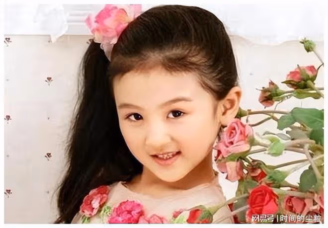 她6歲被成龍抱著上春晚,卻因長相被罵退圈出國,如今她長什麼樣