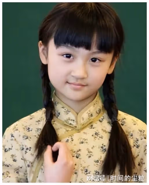 她6歲被成龍抱著上春晚,卻因長相被罵退圈出國,如今她長什麼樣