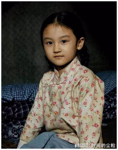 她6歲被成龍抱著上春晚,卻因長相被罵退圈出國,如今她長什麼樣