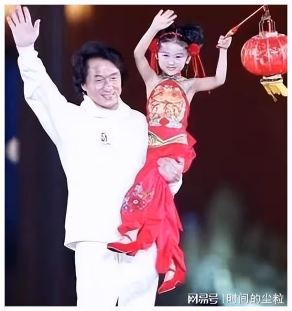 她6歲被成龍抱著上春晚,卻因長相被罵退圈出國,如今她長什麼樣