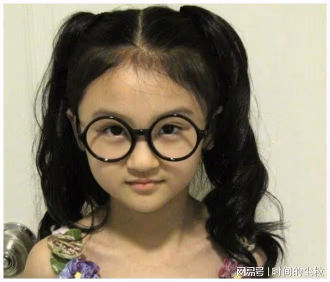 她6歲被成龍抱著上春晚,卻因長相被罵退圈出國,如今她長什麼樣
