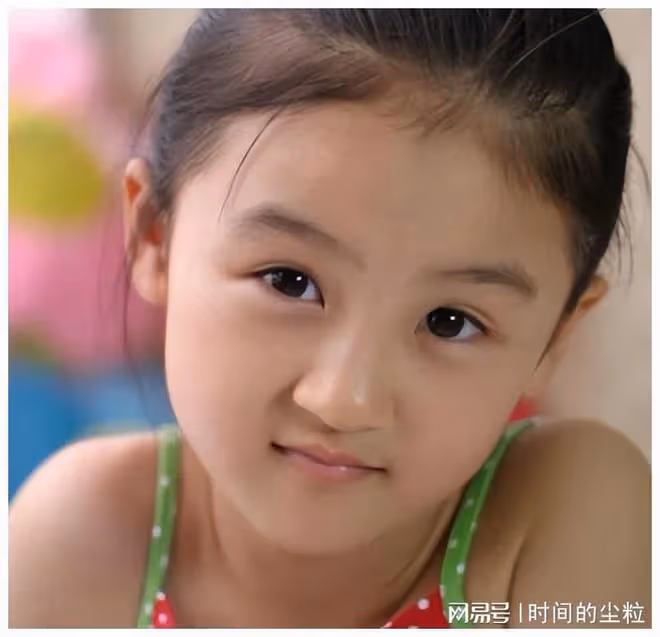 她6歲被成龍抱著上春晚,卻因長相被罵退圈出國,如今她長什麼樣