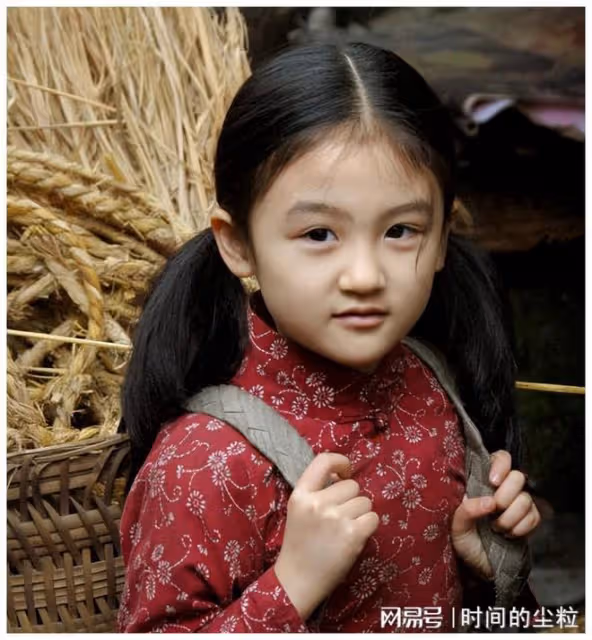 她6歲被成龍抱著上春晚,卻因長相被罵退圈出國,如今她長什麼樣