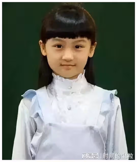 她6歲被成龍抱著上春晚,卻因長相被罵退圈出國,如今她長什麼樣