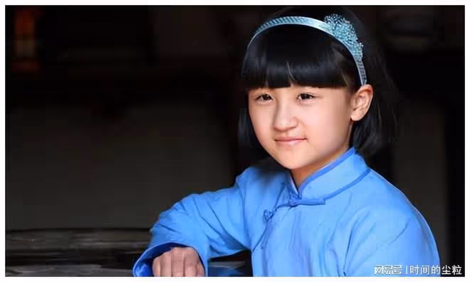 她6歲被成龍抱著上春晚,卻因長相被罵退圈出國,如今她長什麼樣