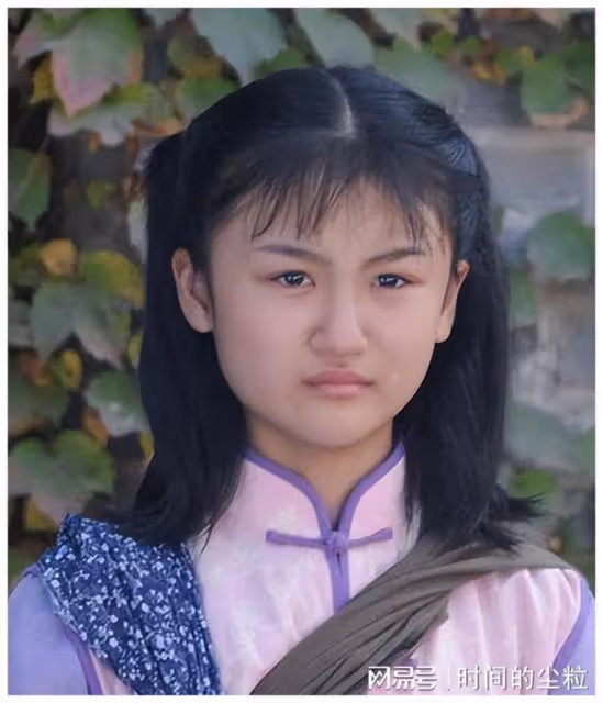 她6歲被成龍抱著上春晚,卻因長相被罵退圈出國,如今她長什麼樣