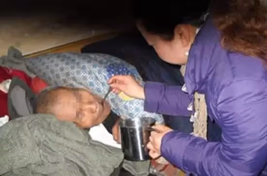 辭職照顧癱瘓舅舅5年,舅舅「臨終給她一缸米」房產歸兒子 直到丈夫無意「打翻米缸」她笑了:舅舅的用心