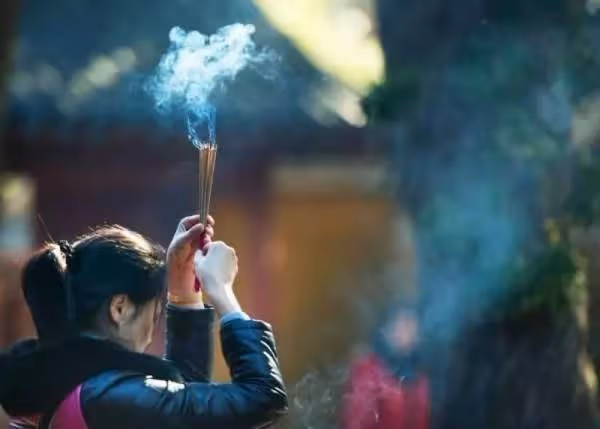 拜拜燒香時,被香灰燙到手不是意外,而是神明想提醒妳10件事!