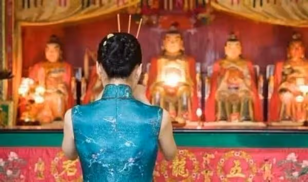 拜拜燒香時,被香灰燙到手不是意外,而是神明想提醒妳10件事!
