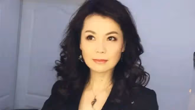 周冰倩曬兒子帥照！產後遭丈夫無情拋棄，53歲身材勻稱似少女