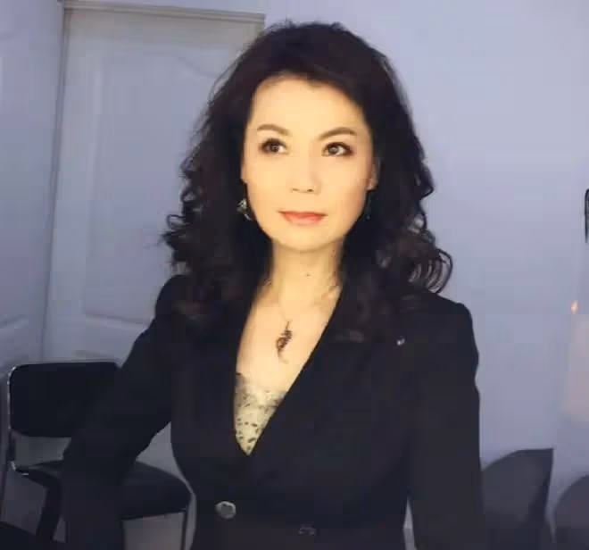 周冰倩曬兒子帥照！產後遭丈夫無情拋棄，53歲身材勻稱似少女