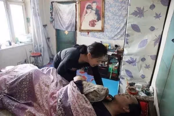 我癱瘓在床後,老婆八年如一日的照顧我,剛能走路,我就把她送進了監獄