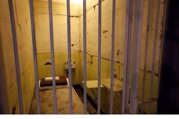 我癱瘓在床後,老婆八年如一日的照顧我,剛能走路,我就把她送進了監獄